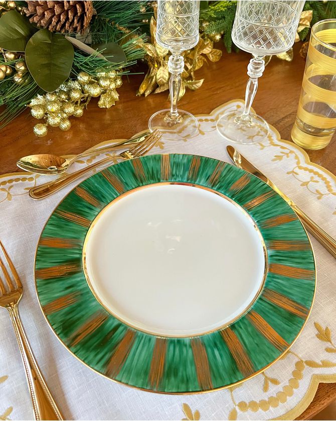 Prato raso porcelana pincelado verde e ouro Unihome