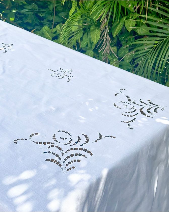 Toalha de mesa redonda branca jardim de hortênsias com barra vazada 2,25m