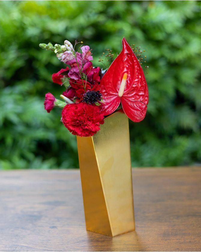 Vaso origami alto em pé - ouro fosco