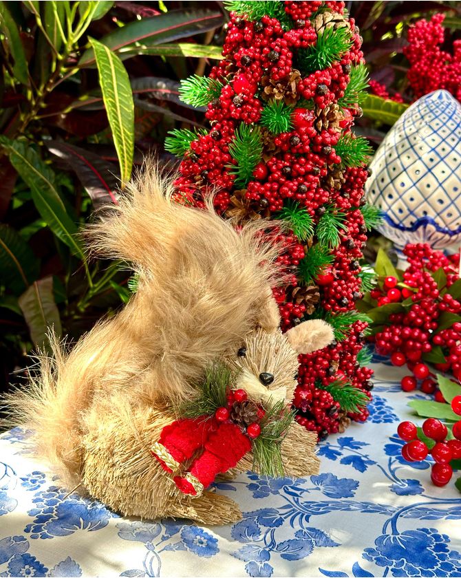 Esquilo palha cachecol vermelho Natal 2024 - P