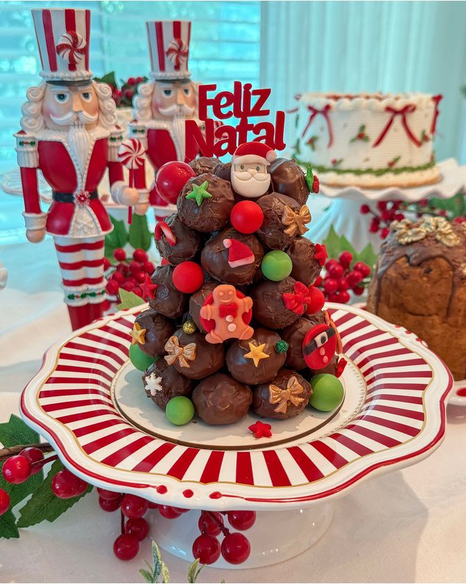 Prato de bolo com pé papai noel listrado  Natal 2024