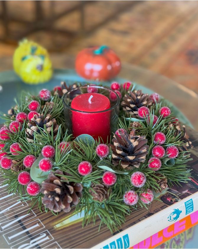 Porta velas pinhas e frutinhas vermelhas Natal 2024