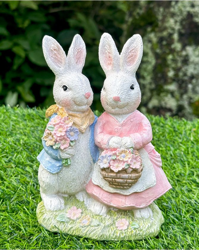 Casal de coelhos de resina Páscoa 2025