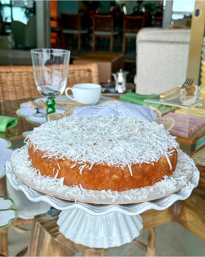 Prato de bolo com pé plissado cerâmica branca P